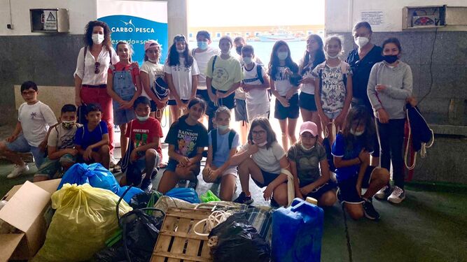 Escolares de Carboneras recogen más de 40 kilos de basura de la playa por el Día Marítimo Europeo