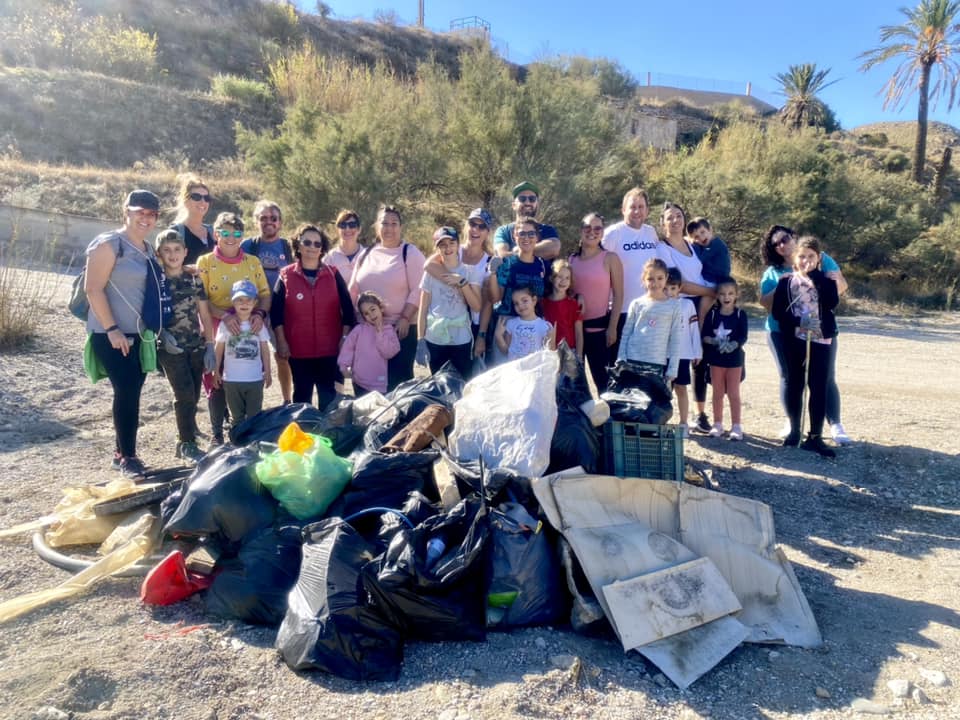 Vecinos y voluntarios de Carboneras recogen 150 kilos de basura en el río