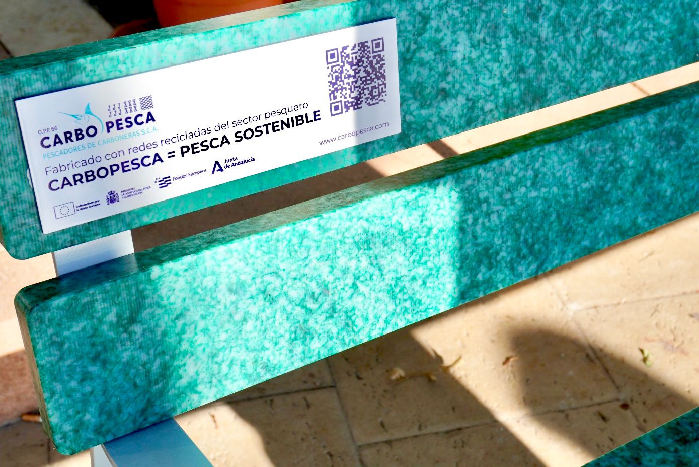 Carboneras estrena un banco realizado redes de pesca recicladas